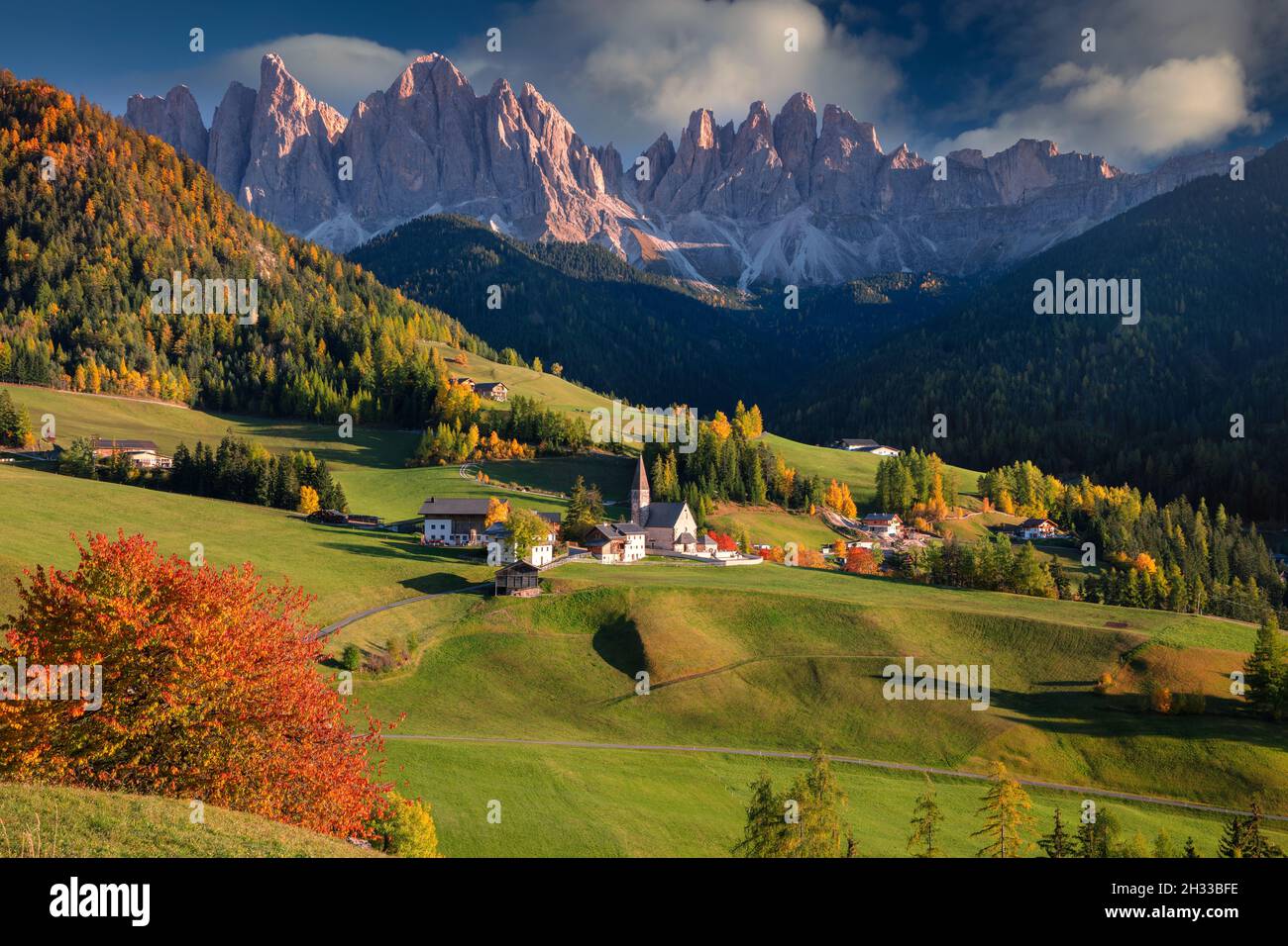 Herbst in den Alpen. Schönes Dorf in St. Magdalena mit zauberhaften Dolomitenbergen in einem wunderschönen Val di Funes Tal, Südtirol, italienische Alpen in Autu Stockfoto