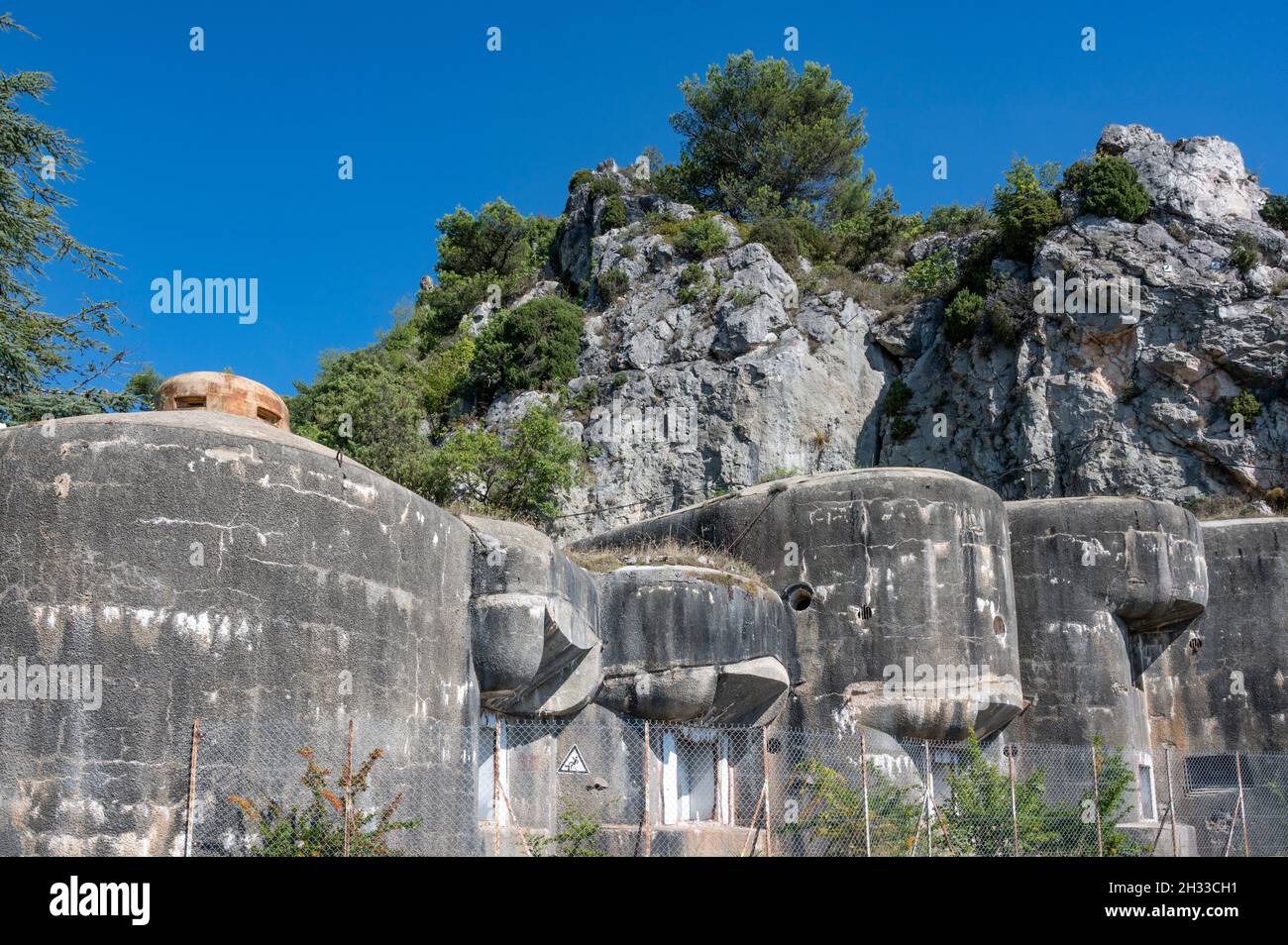 Der Bunker der Festung in Saint-Agnès war Teil der Maginot-Linie im Zweiten Weltkrieg Stockfoto