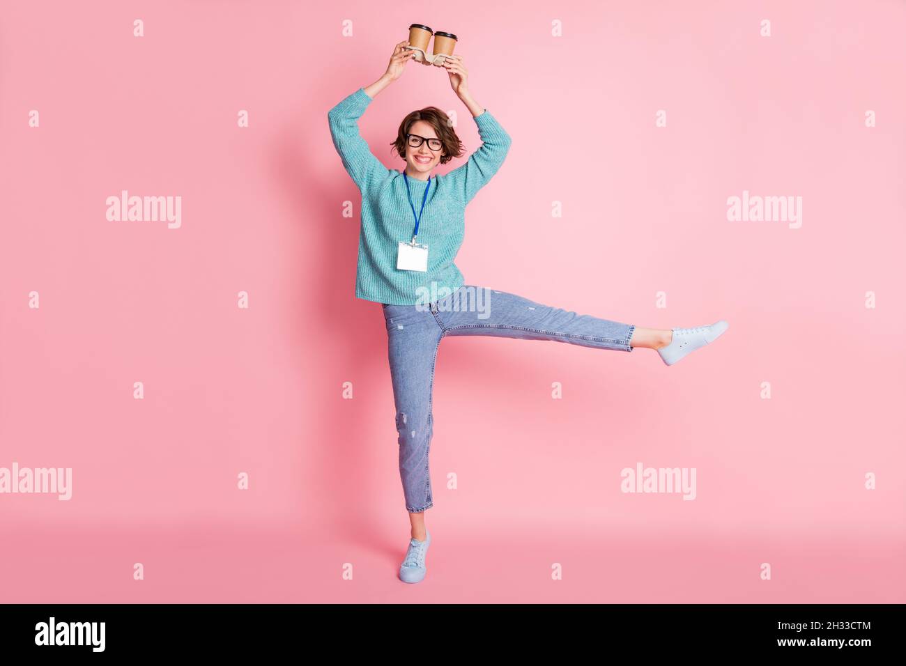 In voller Länge Körpergröße Foto Mädchen lachen halten Kaffee Halter in Brille isoliert pastellrosa Farbe Hintergrund Stockfoto