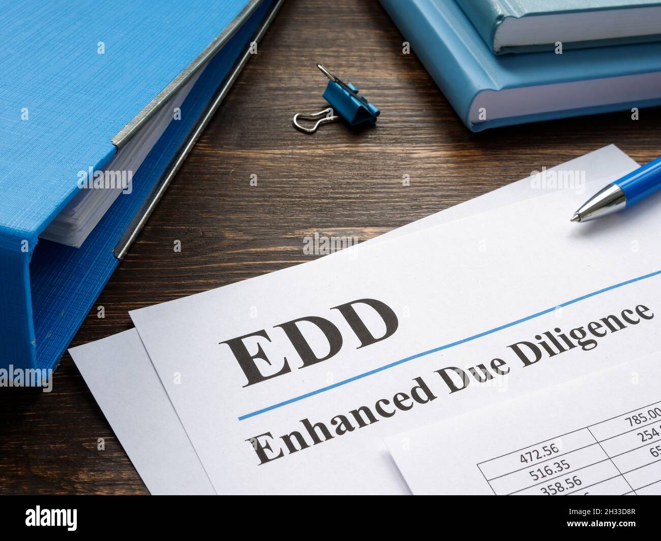 EDD-erweiterte Due-Diligence-Papiere und Blue Folder. Stockfoto