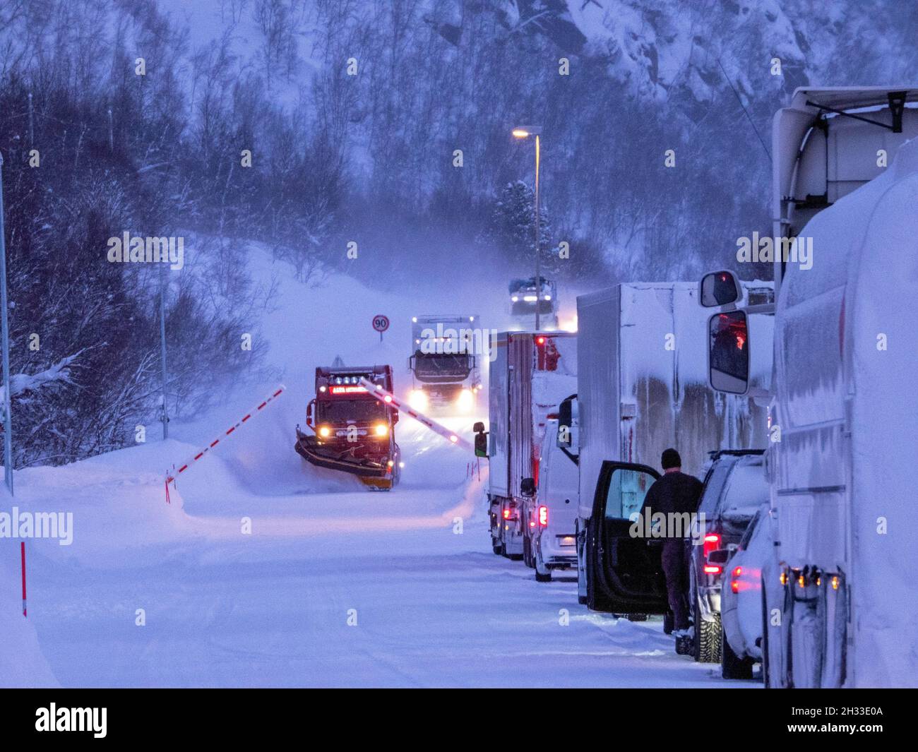 Konvoy auf der E6 von Alta nach Skaida wartet auf die Weiterfahrt  Stockfotografie - Alamy