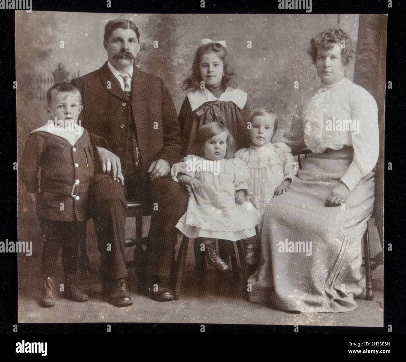 Replik-Familienportrait-Poster wurden verwendet, um für Edward Brewis, einen viktorianischen Fotokünstler aus Newcastle-on-Tyne, zu werben. Stockfoto