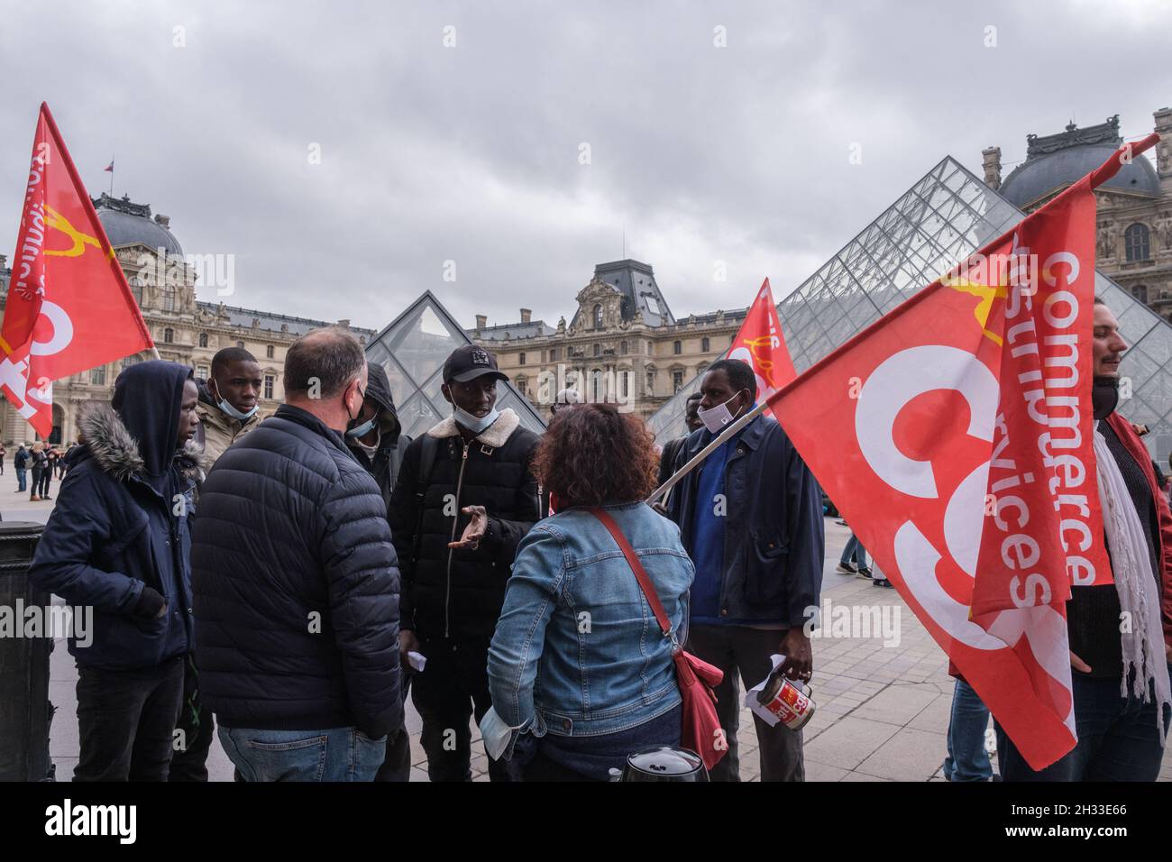 Besetzung durch undokumentierte Arbeiter der Museumsbrauerei des Louvre, Le Marly, in Paris, Frankreich am 25. Oktober 2021. Fast 200 undokumentierte Mitarbeiter in den Sektoren Lieferung, Gastronomie, Bau oder sogar Müllabfuhr, unterstützt von der CGT, streiken, um gegen ihre Arbeitsbedingungen, meist degradiert, Verträge prekär und die vielfältigen Diskriminierungen, unter denen sie leiden, zu kämpfen. Foto von Pierrick Villette/Avenir Pictures/ABACAPRESS.COM Stockfoto