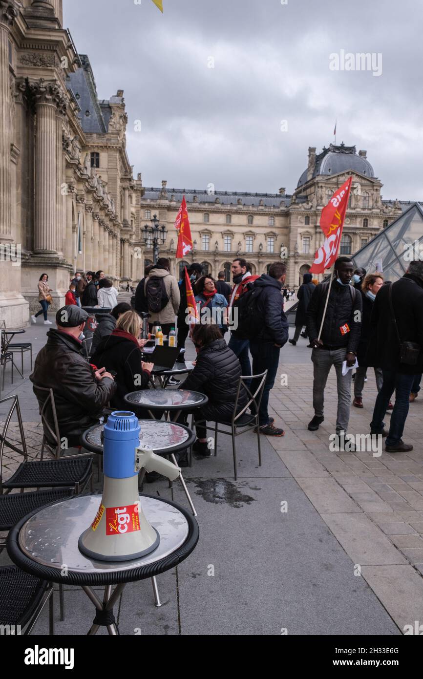 Besetzung durch undokumentierte Arbeiter der Museumsbrauerei des Louvre, Le Marly, in Paris, Frankreich am 25. Oktober 2021. Fast 200 undokumentierte Mitarbeiter in den Sektoren Lieferung, Gastronomie, Bau oder sogar Müllabfuhr, unterstützt von der CGT, streiken, um gegen ihre Arbeitsbedingungen, meist degradiert, Verträge prekär und die vielfältigen Diskriminierungen, unter denen sie leiden, zu kämpfen. Foto von Pierrick Villette/Avenir Pictures/ABACAPRESS.COM Stockfoto