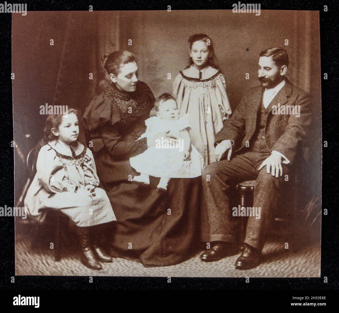 Replik-Familienportrait-Poster wurden verwendet, um für Edward Brewis, einen viktorianischen Fotokünstler aus Newcastle-on-Tyne, zu werben. Stockfoto