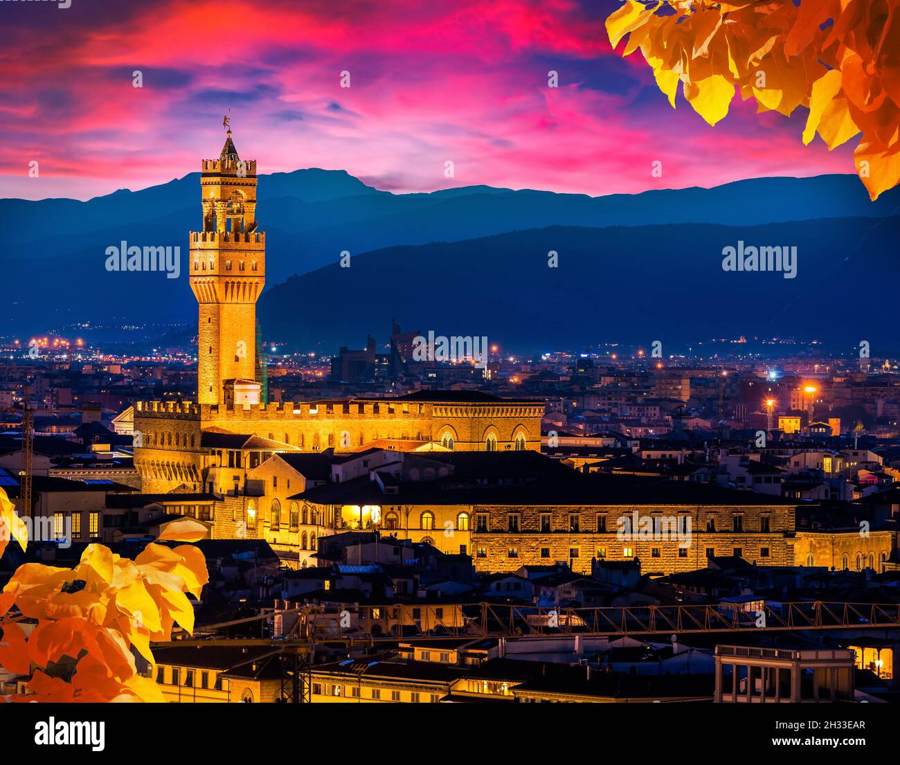 Blick auf Florenz Stadtbild und die Berge in den frühen Morgenstunden Stockfoto