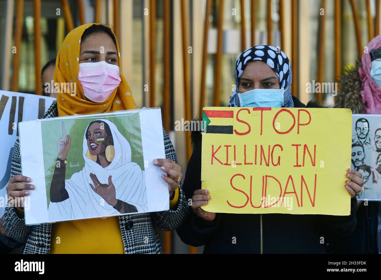 Edinburgh Schottland, Großbritannien Oktober 25 2021. Menschen versammeln sich vor dem schottischen Parlament, um gegen einen Putsch im Sudan zu protestieren. Credit sst/alamy live News Stockfoto