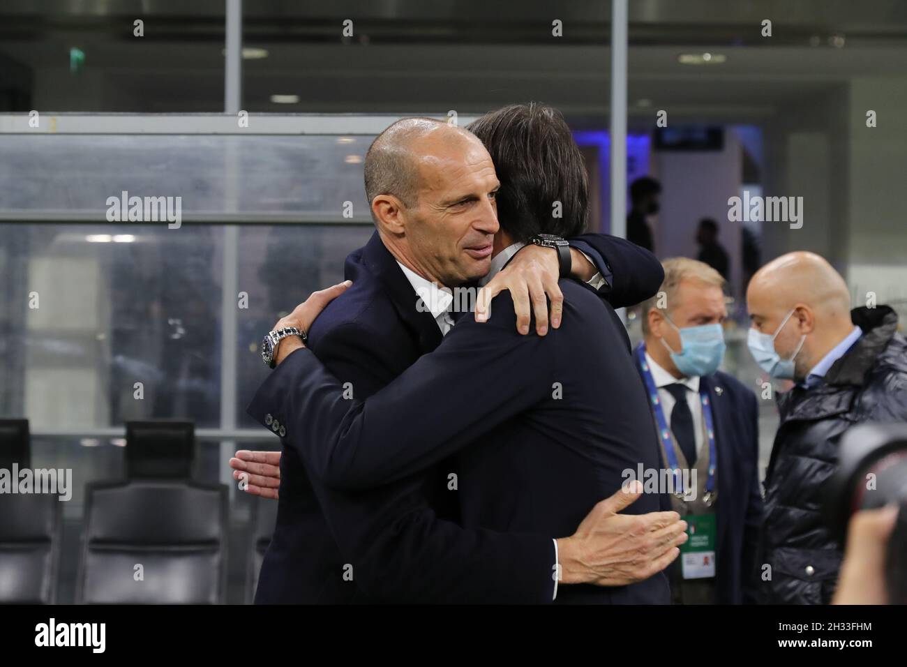 Massimiliano Allegri Cheftrainer des FC Juventus umarmt Simone Inzaghi Cheftrainer des FC Internazionale während der Serie A 2021/22 Fußballspiel zwischen Stockfoto