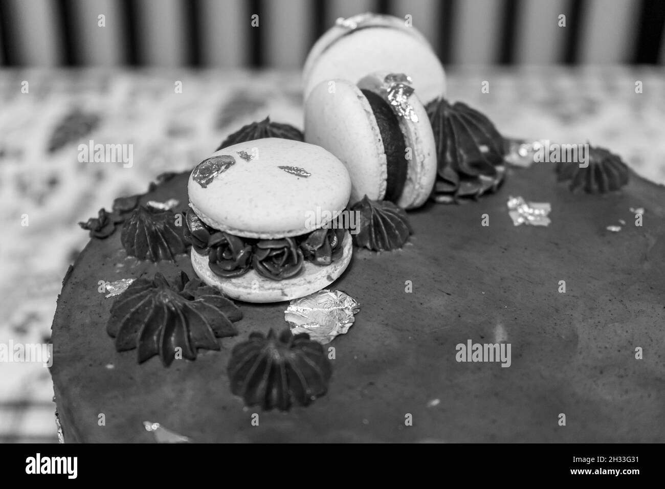 Schokoladenkuchen mit Makronen, schwarz-weiß Schuss Stockfoto