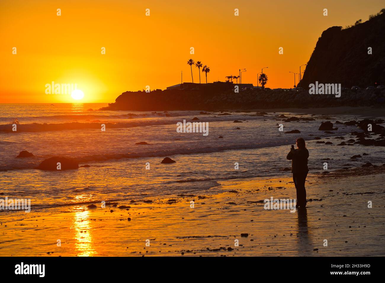 Ein glühender Sonnenuntergang im Winter am Ratner Beach in Richtung Mastro's Ocean Club, Pacific Palisades CA Stockfoto