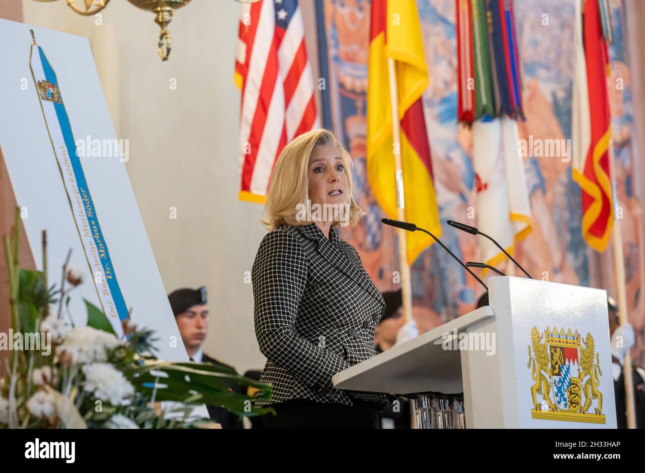 München, Deutschland. Oktober 2021. Christine Wormuth, US-Sekretärin der Armee, spricht während der Verleihung des Flaggenbands (l) des bayerischen Ministerpräsidenten an die in Bayern stationierte US Army Europe im Kaisersaal. Die Veranstaltung findet in der Residenz zum Gedenken an den 75. Jahrestag der Befreiung des Konzentrationslagers Dachau durch die 7. Armee der US-Armee statt. Kredit: Peter Kneffel/dpa/Alamy Live Nachrichten Stockfoto München, Deutschland. Oktober 2021. Christine Wormuth, US-Sekretärin der Armee, spricht während der Verleihung des Flaggenbands (l) des bayerischen Ministerpräsidenten an die in Bayern stationierte US Army Europe im Kaisersaal. Die Veranstaltung findet in der Residenz zum Gedenken an den 75. Jahrestag der Befreiung des Konzentrationslagers Dachau durch die 7. Armee der US-Armee statt. Kredit: Peter Kneffel/dpa/Alamy Live Nachrichten Stockfoto