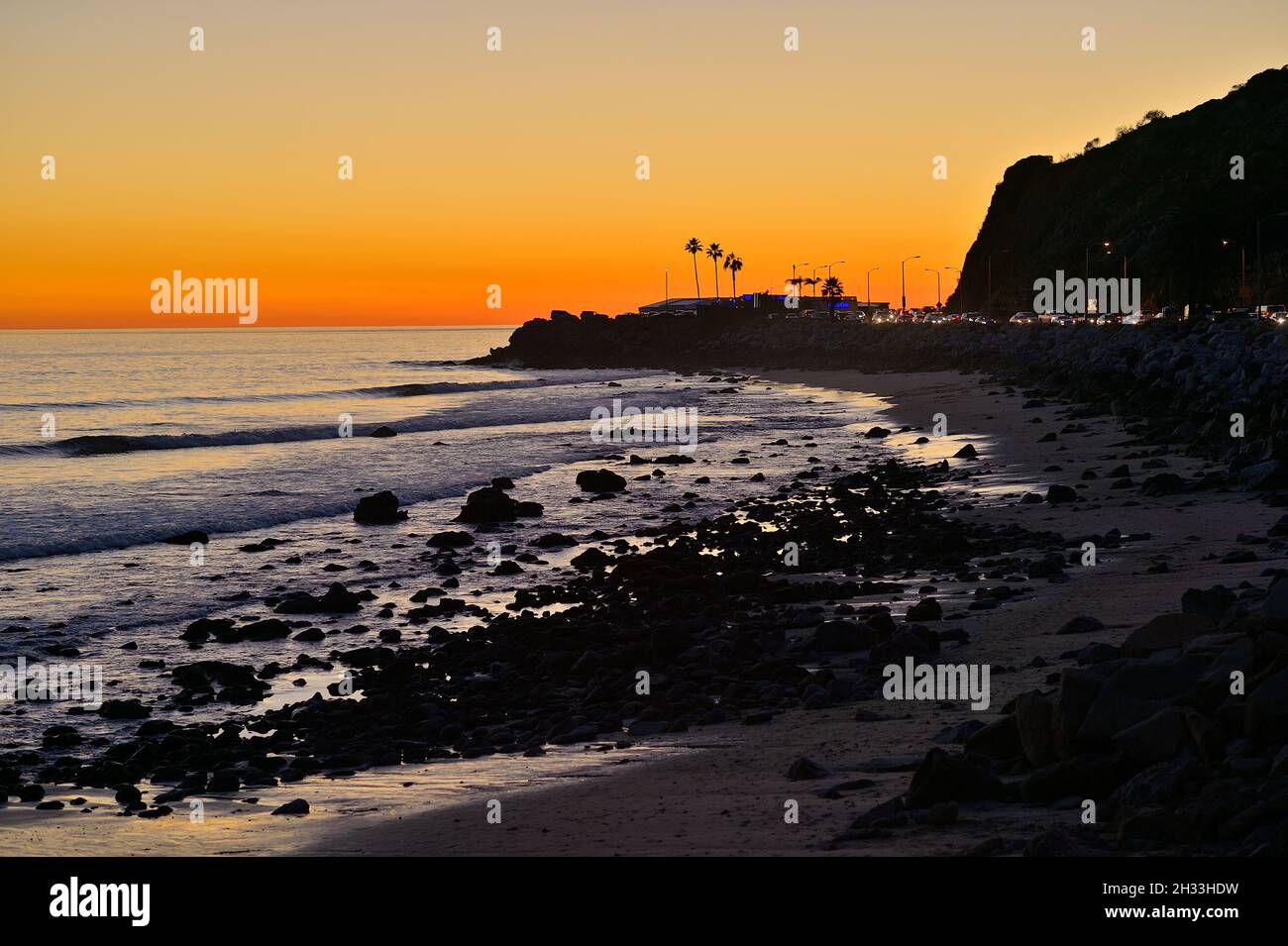 Ein glühender Sonnenuntergang im Winter am Ratner Beach in Richtung Mastro's Ocean Club, Pacific Palisades CA Stockfoto