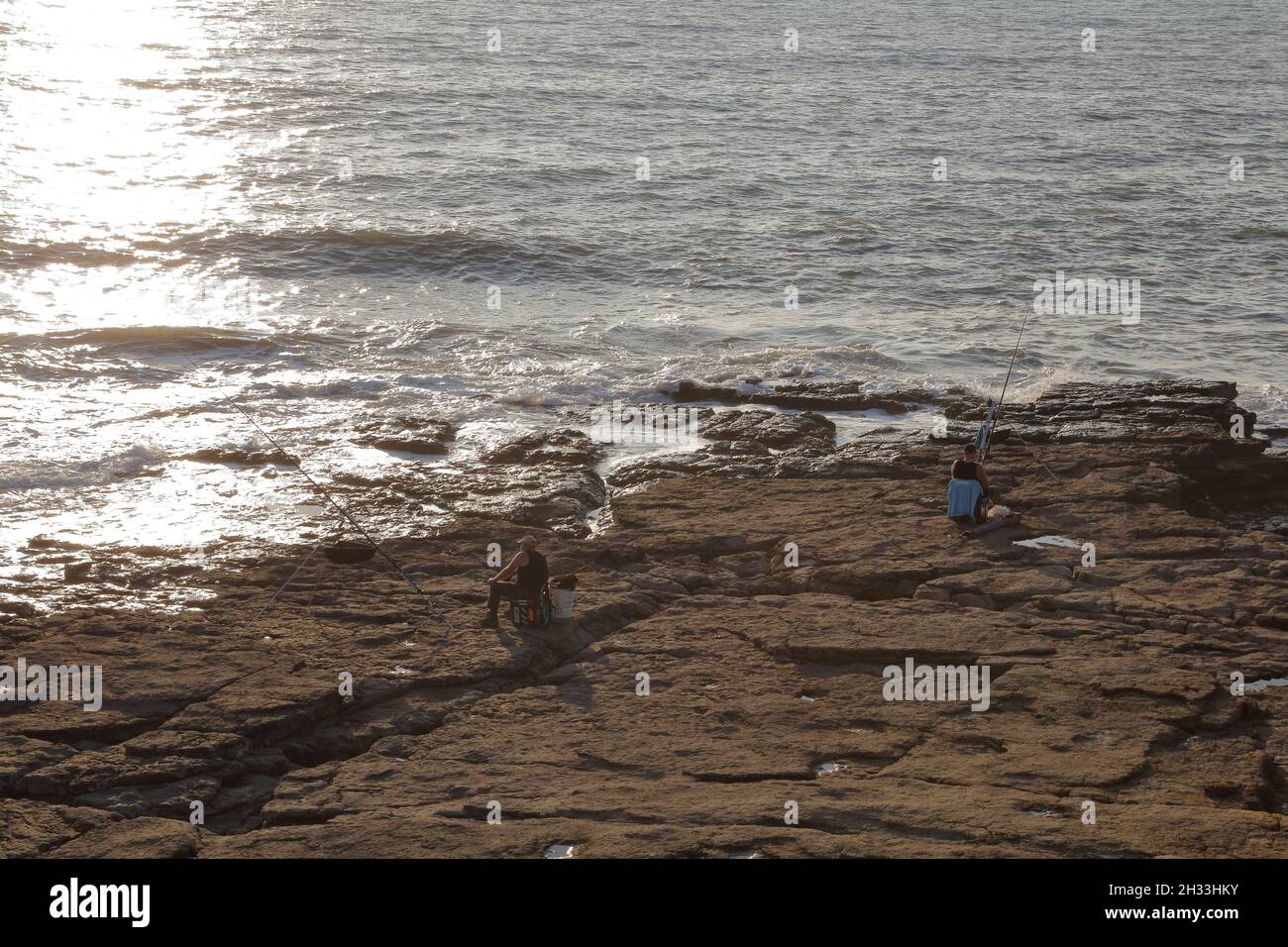 Ein Tag Angeln, geduldig saß warten, dass immer schwer fassbare Schlepper auf der Linie direkt über dem Wasser krachend auf den Felsen. Stockfoto