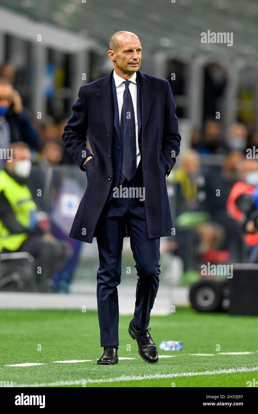 Mailand, Italien. Okt. 2021. Manager Massimiliano Allegri von Juventus sah in der Serie Ein Spiel zwischen Inter und Juventus bei Giuseppe Meazza in Mailand. (Foto: Gonzales Photo/Alamy Live News Stockfoto