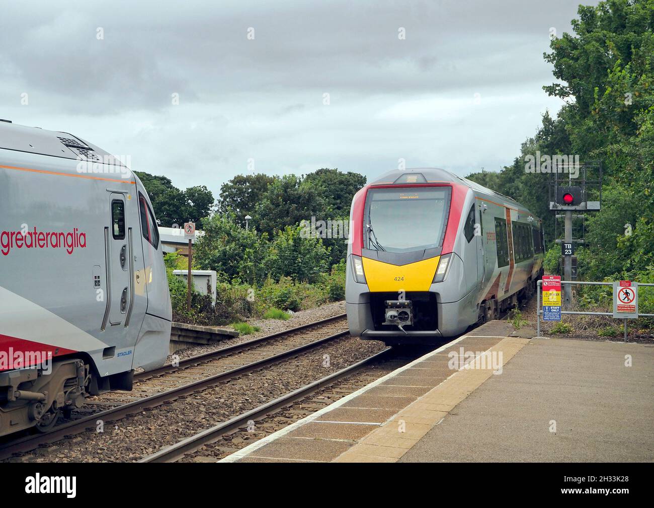 Die Züge der Klasse 755 der Greater Anglia fahren am Bahnhof North Walsham auf der Bittern-Linie (Norwich - Sheringham) in North Norfolk. Stockfoto