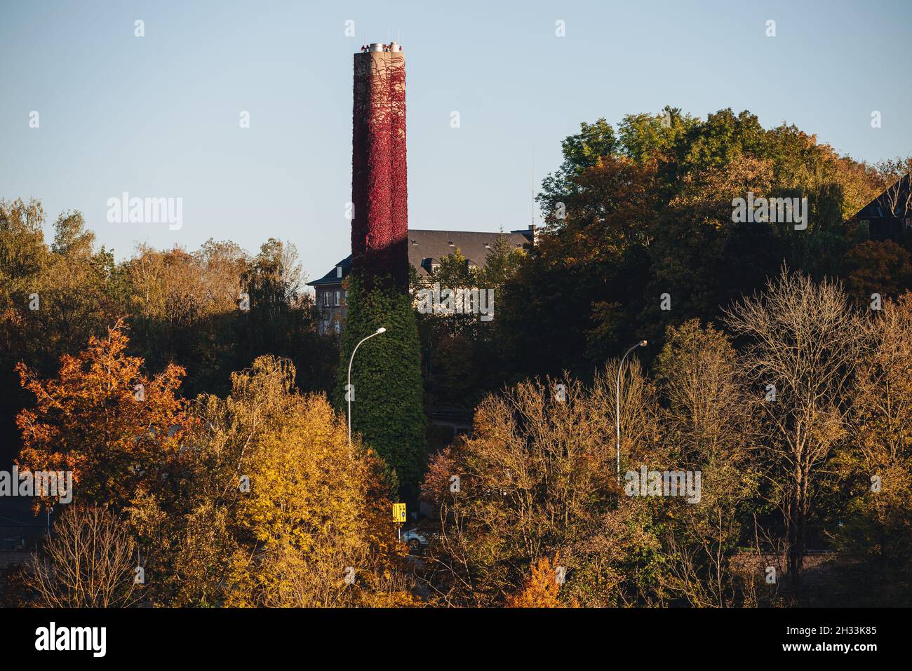 Der Schornstein einer alten Fabrik in der Stadt Luxemburg Stockfoto