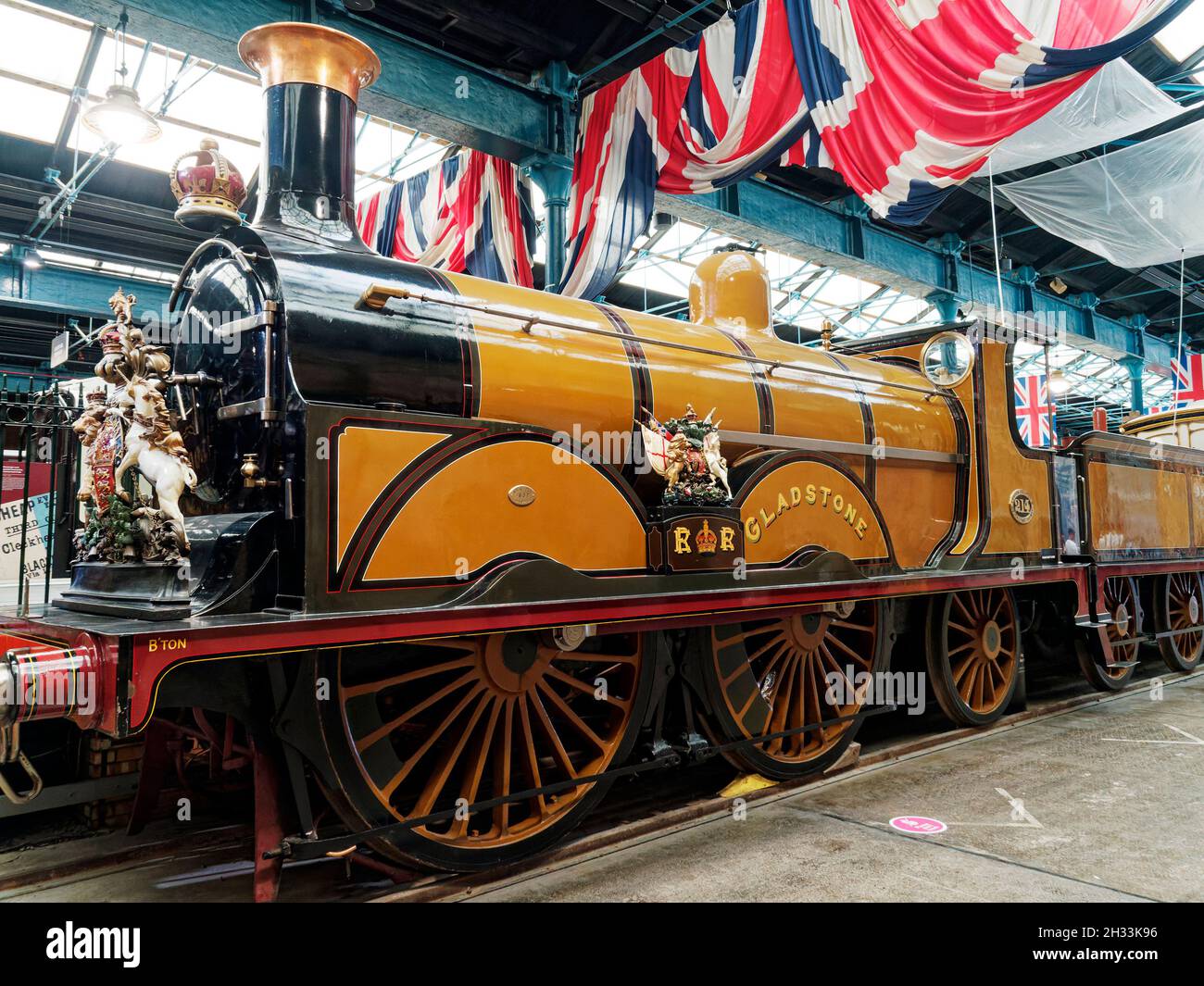 „Gladstone“, eine viktorianische Dampflok, die von William Stroudley für die LBSCR entworfen wurde, gehört jetzt zur Sammlung des National Railway Museum in York. Stockfoto