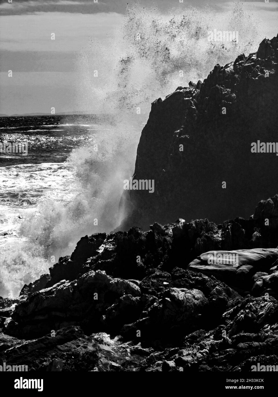 Die Wellen brechen spektakulär gegen die hohen, steilen Felsklippen entlang der Küste von Tsitsikamma, Südafrika Stockfoto