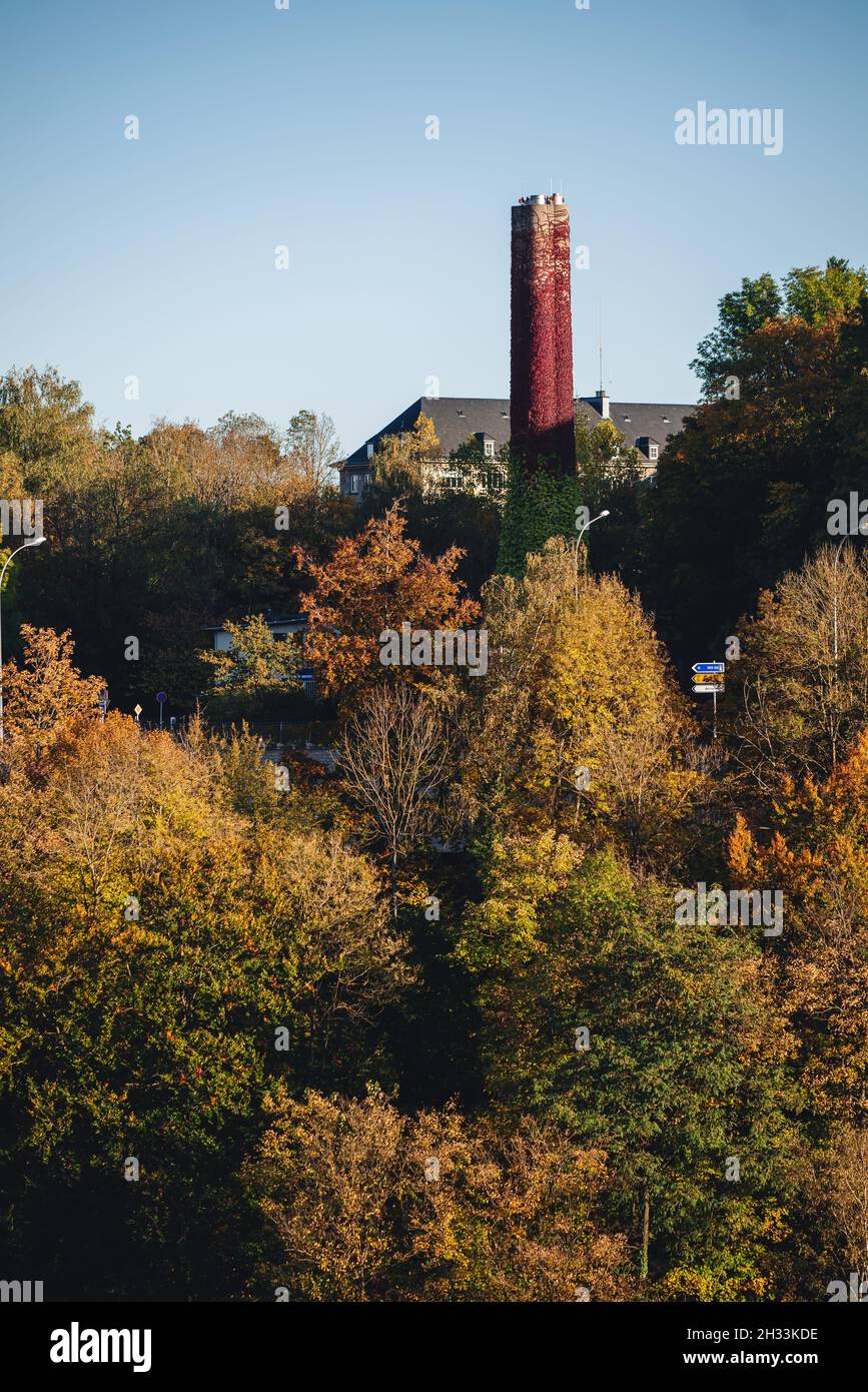 Der Schornstein einer alten Fabrik in der Stadt Luxemburg Stockfoto