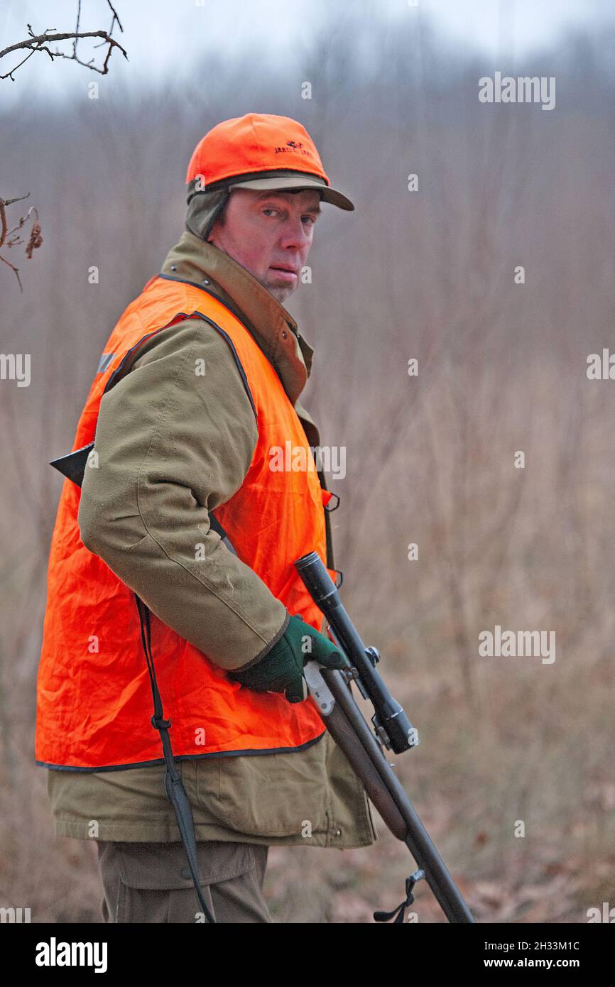 Männlicher Jäger, auf einem Wildschwein schießen in Ungarn Stockfoto