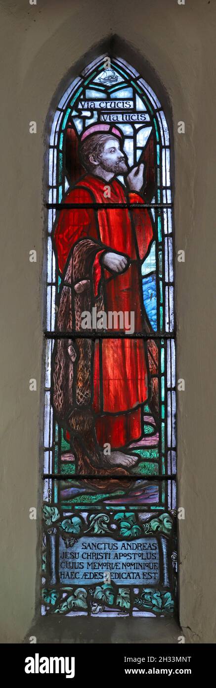 Lancet-Fenster mit Glasmalerei des Heiligen Andreas von Mary Lowndes, St. Andrew's Church, Ufford, Northamptonshire Stockfoto