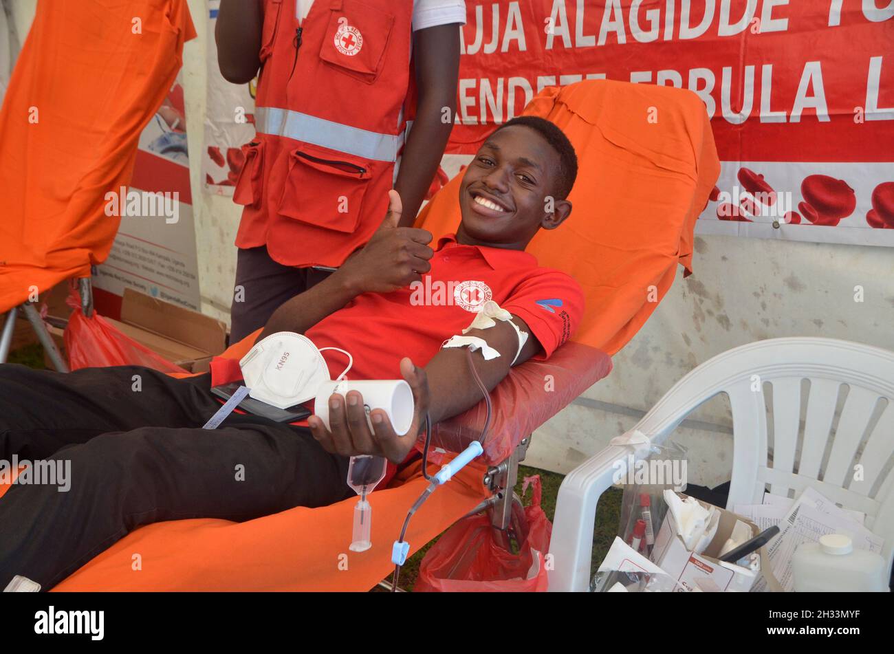 Kampala, Uganda. Oktober 2021. Ein Freiwilliger spendet Blut in einem Blutspendezentrum in der Kathedrale von Lubaga, Kampala, Uganda, 25. Oktober 2021. In Uganda wurde eine Blutspendeaktion gestartet, um eine ausreichende Blutversorgung inmitten der COVID-19-Pandemie zu gewährleisten. Quelle: Nichola Kajoba/Xinhua/Alamy Live News Stockfoto