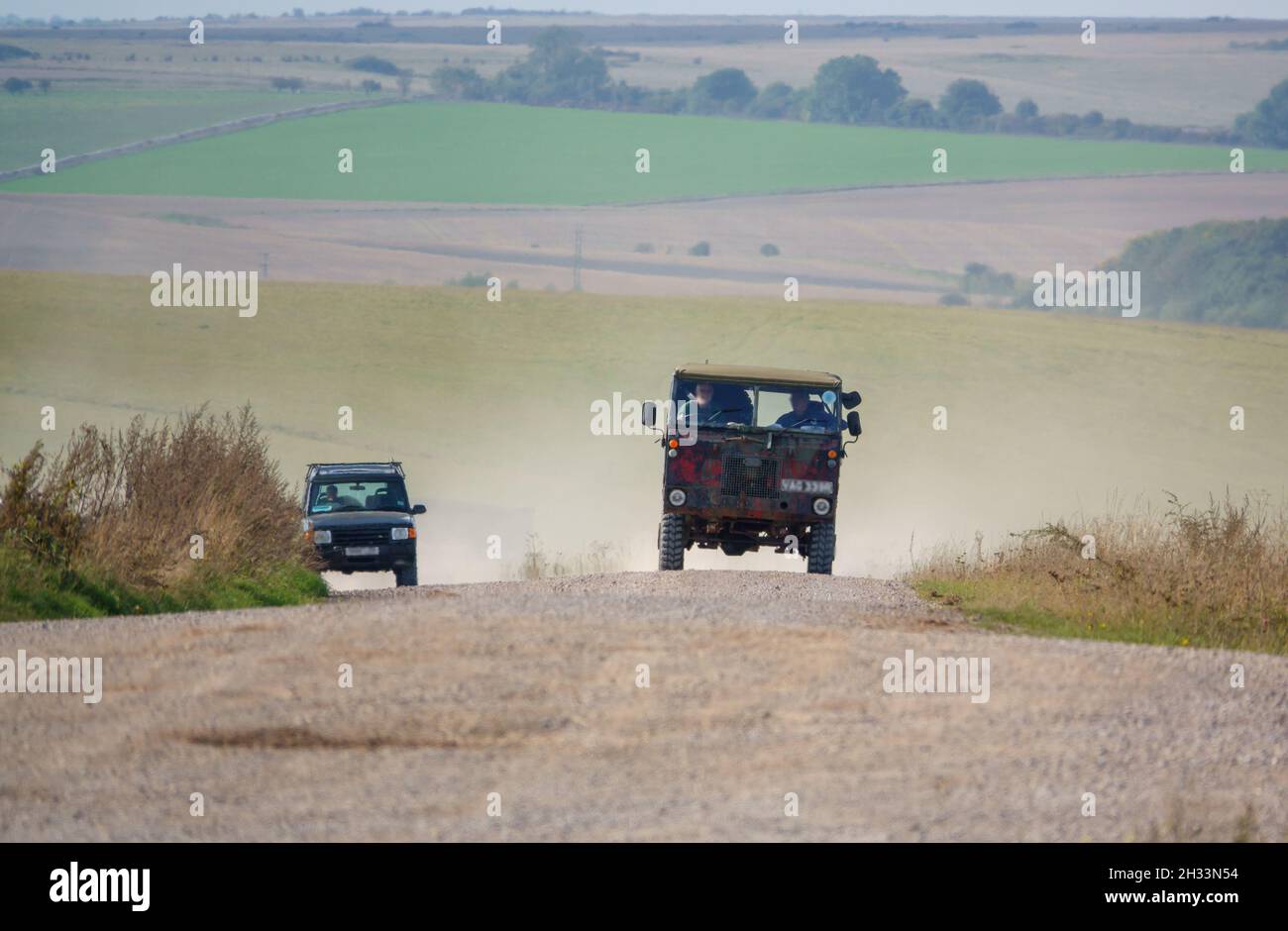 Ex British Army Steyr-Daimler-Puch - BAE Systems Pinzgauer Hochmobilitäts-Geländewagen im Geländewagen 4x4 plus Land Rover Discovery Mk II Wilts UK Stockfoto