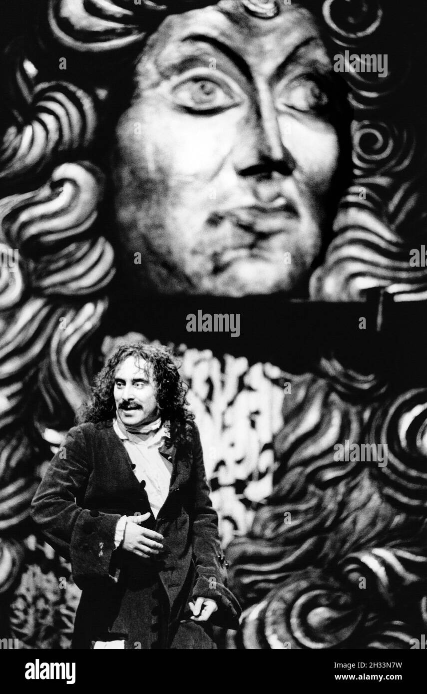 Antony Sher (Moliere) in MOLIERE von Bulgakov bei der Royal Shakespeare Company (RSC), The Pit, Barbican Centre, London EC2 08/09/1983 in einer neuen Version von Dusty Hughes Bühnenbild: Ralph Koltai Kostüme: Annena Stubbs Beleuchtung: Leo Leibovici Regie: Bill Alexander Stockfoto