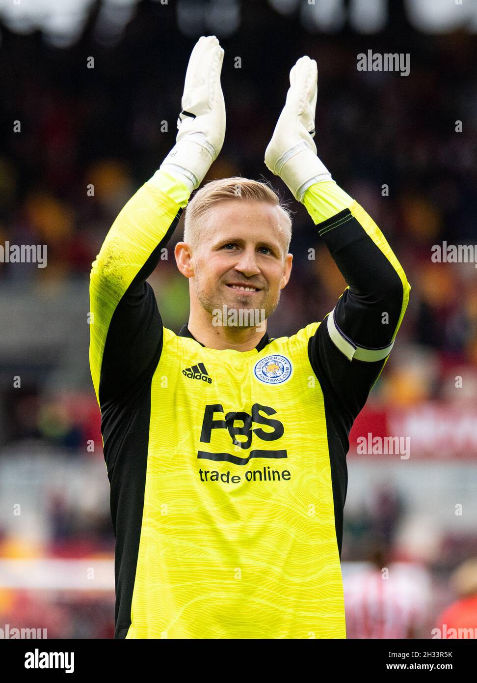 Brentford, Großbritannien. Okt. 2021. Leicester City Torwart Kasper Schmeichel nach dem Premier League Spiel zwischen Brentford und Leicester City im Brentford Community Stadium, Brentford, England am 24. Oktober 2021. Foto von Andrew Aleksiejczuk/Prime Media Images. Quelle: Prime Media Images/Alamy Live News Stockfoto