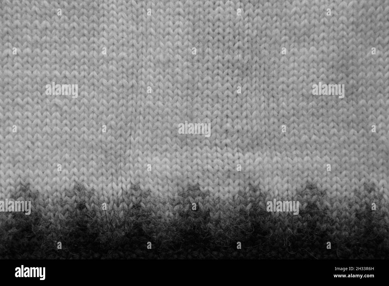 Traditioneller isländischer Wollpullover, genannt Lopapeysa. Nahaufnahme der Strickstruktur und des Strickmusters. Stockfoto