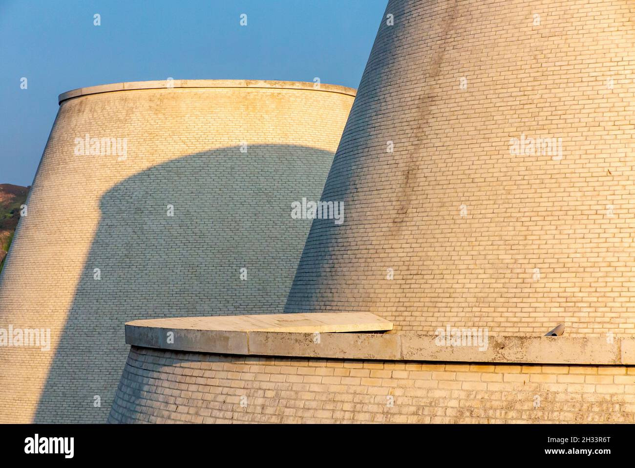 Das Landmark Theatre in Ilfracombe North Devon England, Großbritannien, wurde von Tim Ronalds Architects entworfen und 1997 mit Ziegelkegeln aus deutschem Ton erbaut. Stockfoto