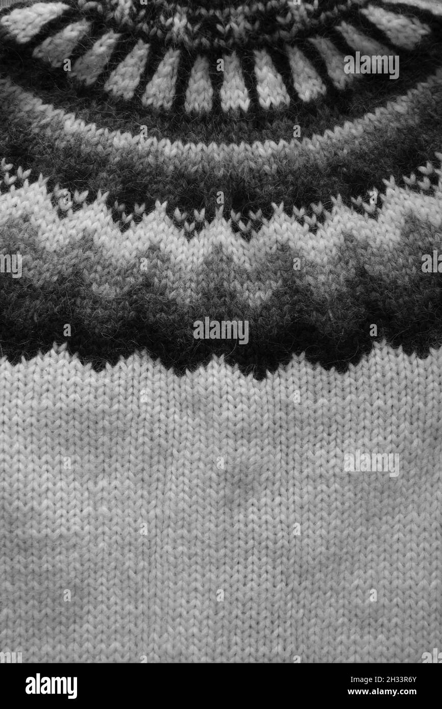 Traditioneller isländischer Wollpullover, genannt Lopapeysa. Nahaufnahme der Strickstruktur und des Strickmusters. Stockfoto