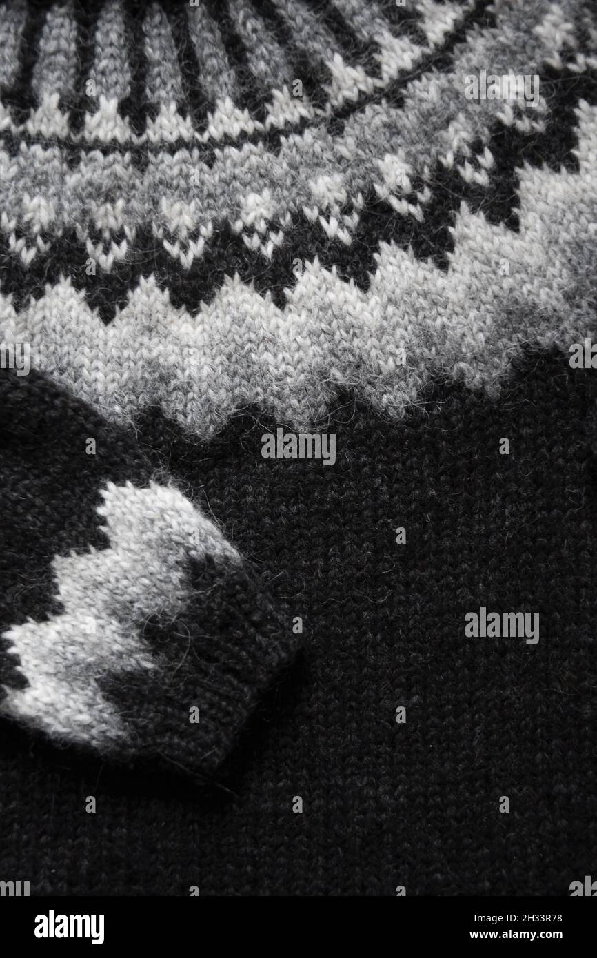 Traditioneller isländischer Wollpullover, genannt Lopapeysa. Nahaufnahme der Strickstruktur und des Strickmusters. Stockfoto