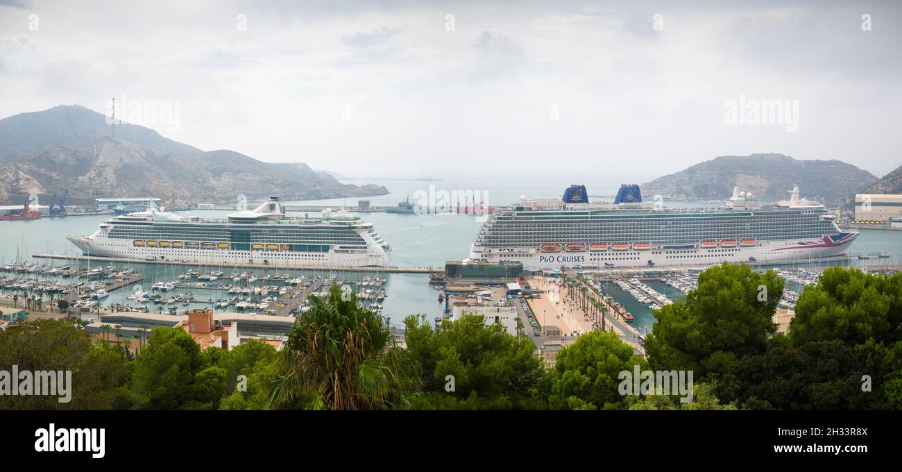 Die Schiffe Brilliance of the Seas (The Royal Caribbean) und Britannia (P&O Cruises), die im Hafen der Stadt Cartagena an der Costa Blanca, Spanien, angedockt sind. Stockfoto