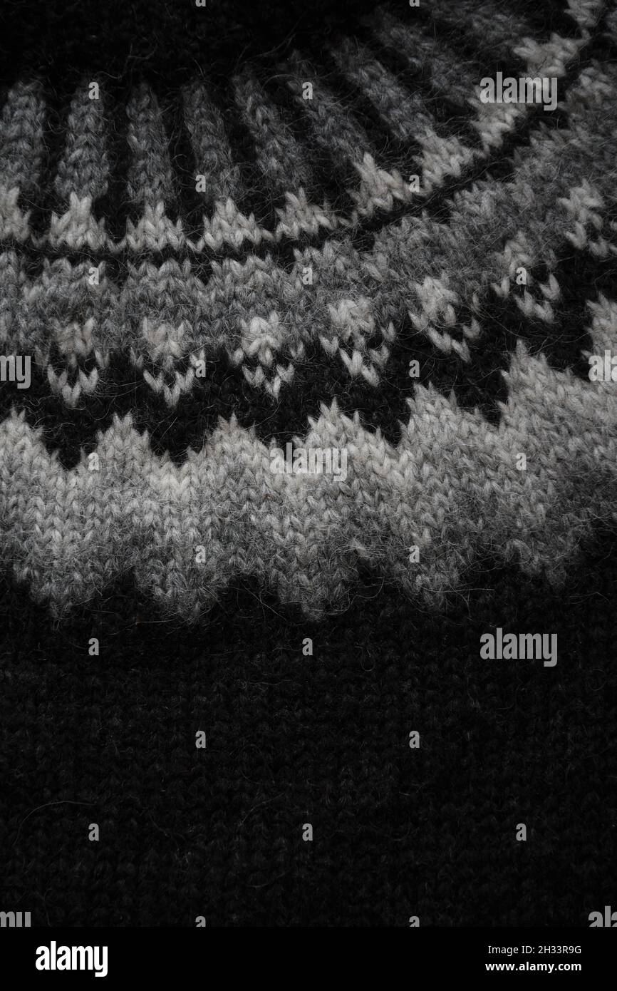 Traditioneller isländischer Wollpullover, genannt Lopapeysa. Nahaufnahme der Strickstruktur und des Strickmusters. Stockfoto