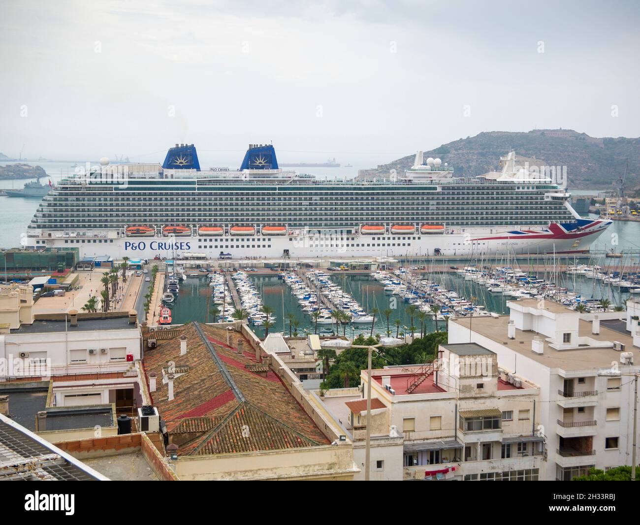Das Kreuzfahrtschiff Britannia von P&O Cruises, das im Hafen der Stadt Cartagena an der Costa Blanca, Spanien, angedockt ist. Stockfoto