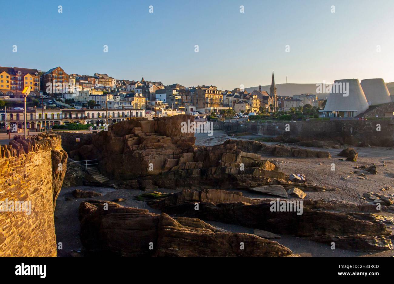 Blick über den Strand und die Stadt Ilfracombe ein beliebter Badeort an der North Devon Coast im Südwesten Englands, umgeben von Hügeln. Stockfoto