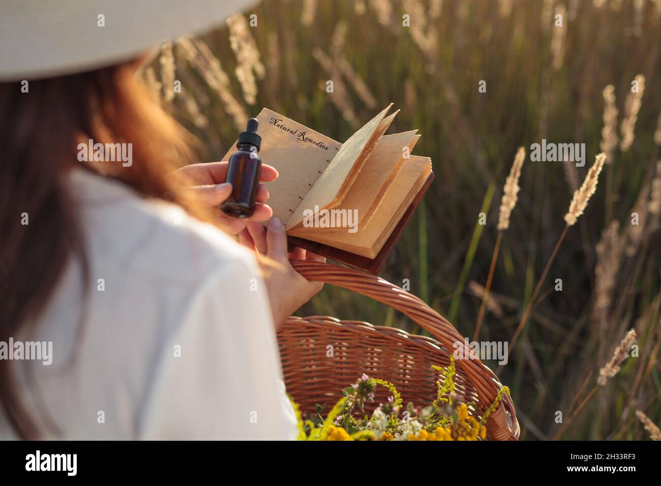 Natürliches Heilmittel, Tropfflasche - MOCKUP, leeres Buch. Platz für Text kopieren. Stockfoto