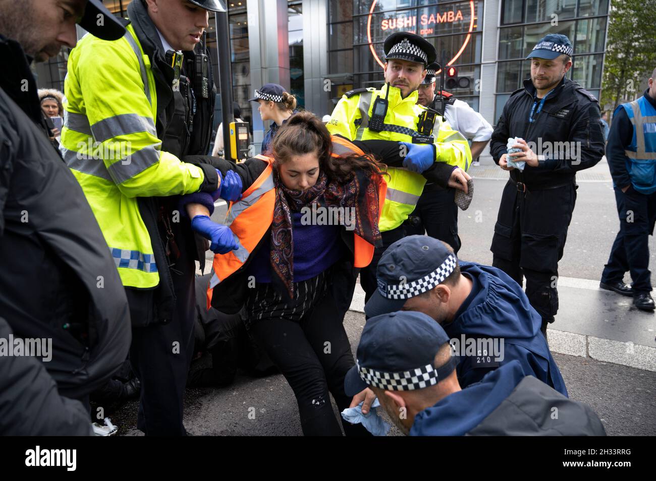 Mitglieder der Beleidigung Großbritanniens klebten an der Straße in der Liverpool Street, London, um gegen die Notwendigkeit zu protestieren, dass die Regierung Wohnungen isolieren und damit sparen muss Stockfoto