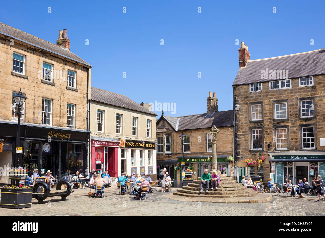 Die Menschen auf dem historischen Marktplatz und dem Markt überqueren das Stadtzentrum von Alnwick Alnwick Northumberland Northumbria England GB Europa Stockfoto