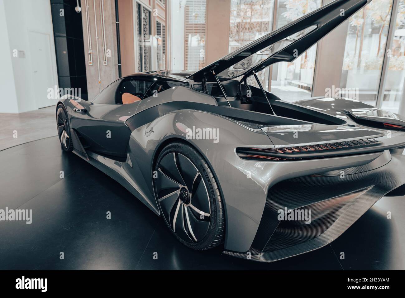 '10.21.2021 - Dubai, VAE - Slowakei Pavillon auf der Expo 2020 Wasserstoff-Luxusauto ein umweltfreundliches futuristisches Auto mit alternativem Kraftstoff' Stockfoto