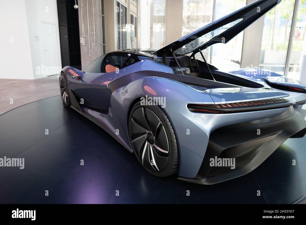 '10.21.2021 - Dubai, VAE - Slowakei Pavillon auf der Expo 2020 Wasserstoff-Luxusauto ein umweltfreundliches futuristisches Auto mit alternativem Kraftstoff' Stockfoto