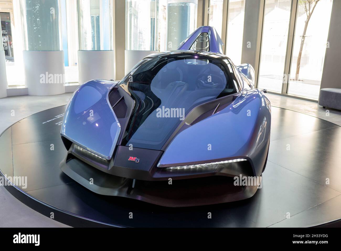 '10.21.2021 - Dubai, VAE - Slowakei Pavillon auf der Expo 2020 Wasserstoff-Luxusauto ein umweltfreundliches futuristisches Auto mit alternativem Kraftstoff' Stockfoto