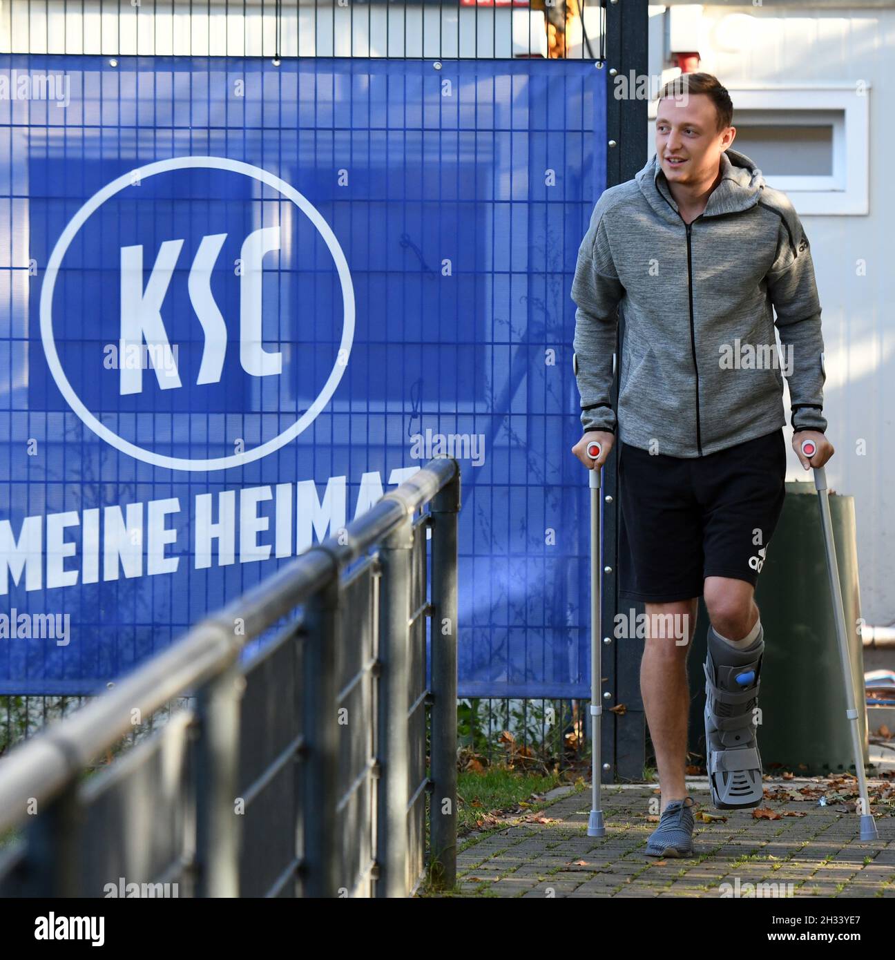 KSC Innenverteidiger Robin Bormuth nach seiner Operation mit Krücken am Trainingsplatz des Karlsruher sc Verletzte Verteidigung Spieler Robin Bormuth KSC Wild Stockfoto