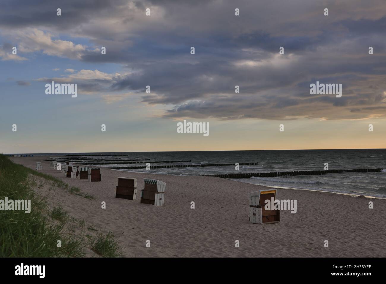 Stimmungsvolle Abendhimmel über der Ostsee Stockfoto