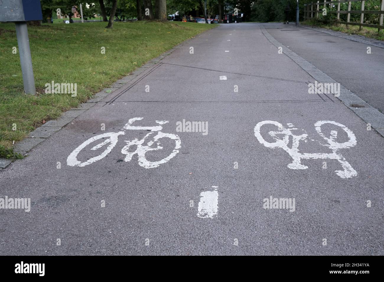 September 2021 - markierte Radwege im Castle Park, Bristol, England, Großbritannien. Stockfoto