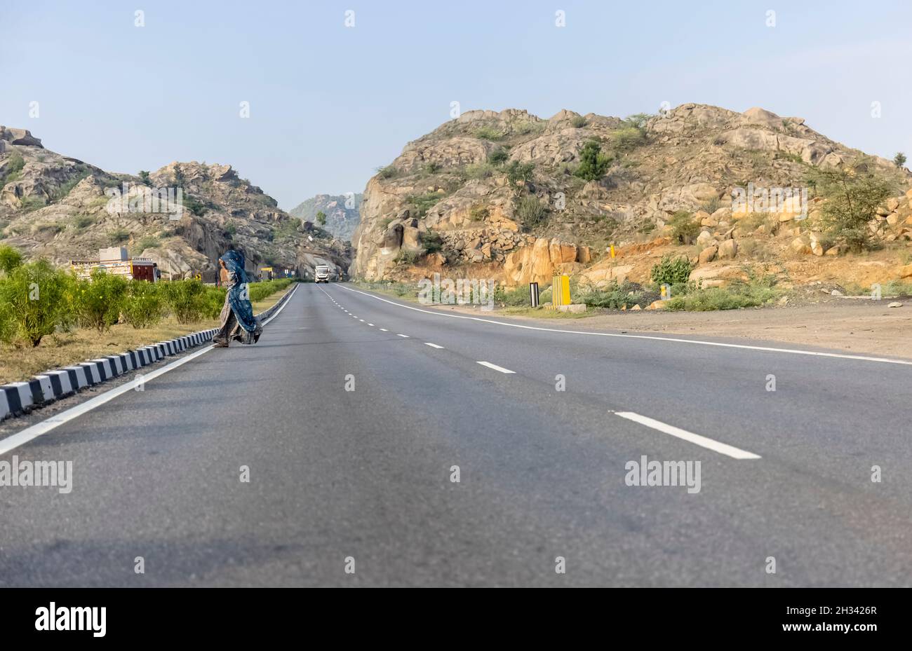 Jodhpur, Indien - Juli 2021: Indian National Highway, Landschaft der indischen Straßen auf Jodhpur Jaipur National Highway mit Fahrzeugen auf den Straßen bewegen. Stockfoto