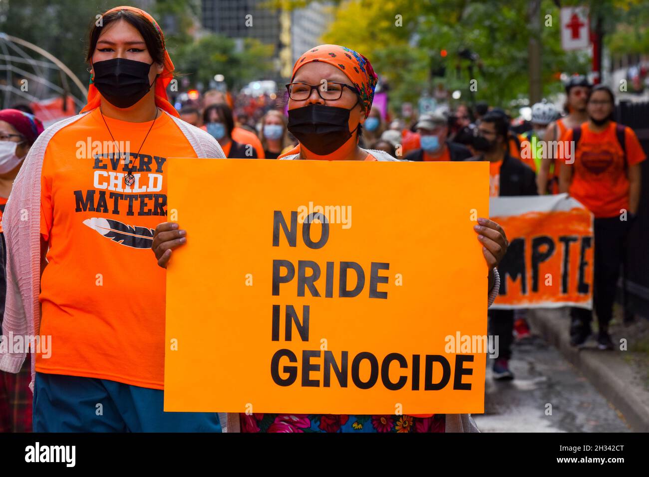 „No Pride in Genocide“ liest dieses Poster, das den Glauben der einheimischen Kinder unterstreicht, die in den indischen Wohnschulen in Kanada gestorben oder misshandelt wurden Stockfoto