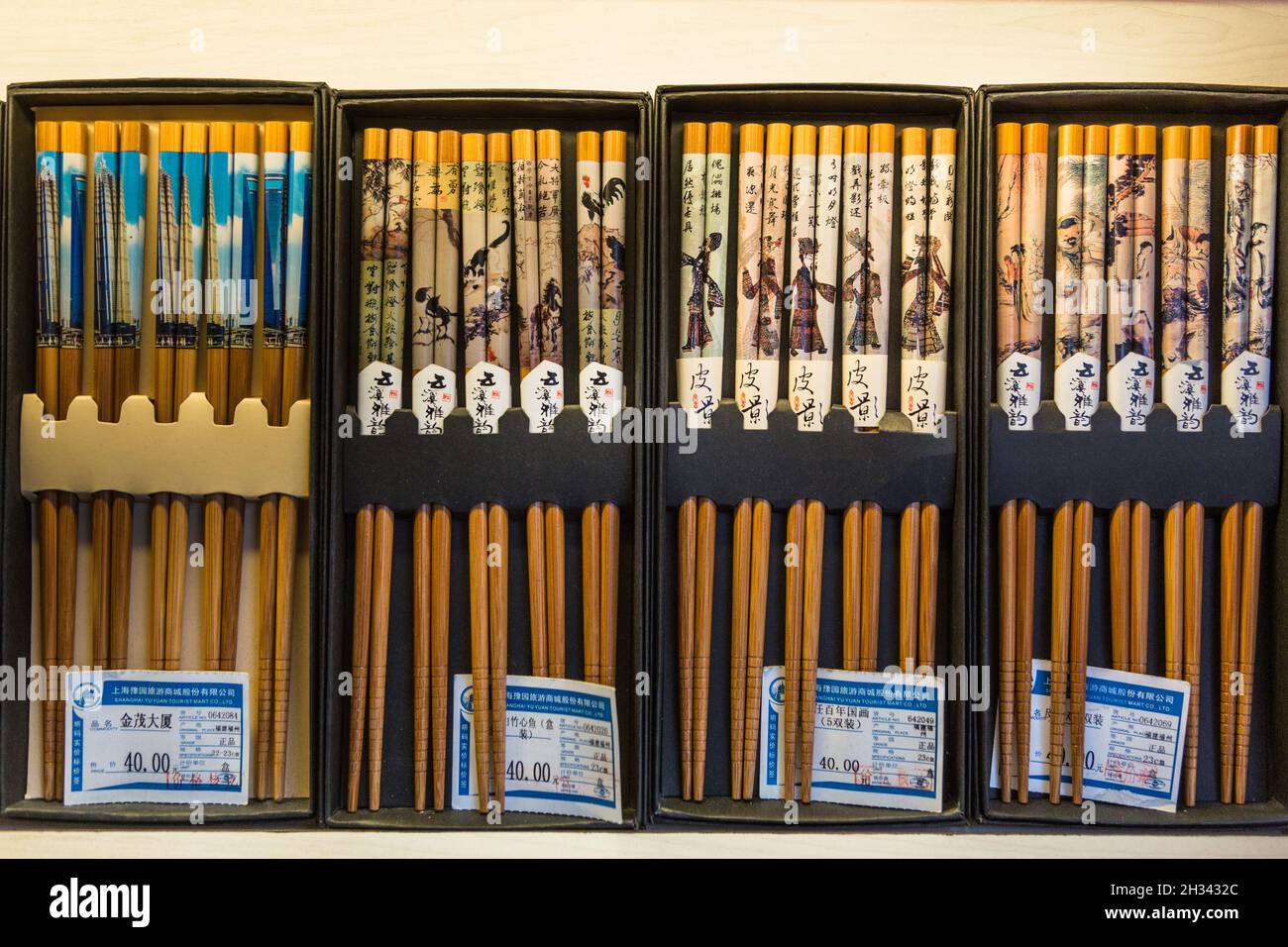Box-Sets von Bambus-Essstäbchen zum Verkauf in einem Geschäft auf dem Markt in Shanghai, China. Stockfoto
