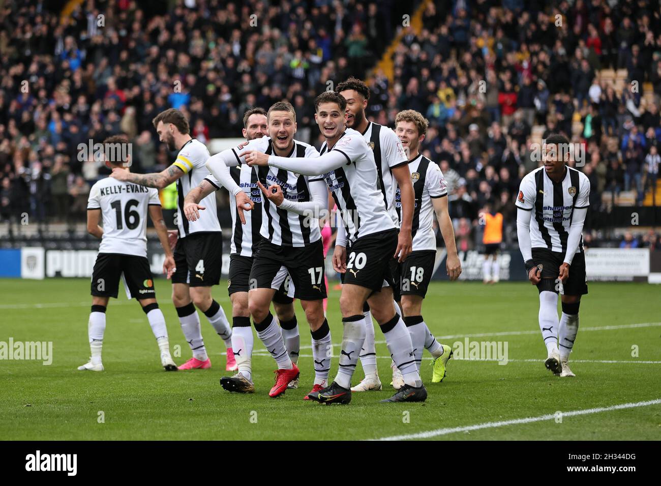 Notts County vs. Stockport County 23/10/21. Frank Vincent von Notts County feiert mit seinen Teamkollegen das zweite Tor des Spiels. Stockfoto Notts County vs. Stockport County 23/10/21. Frank Vincent von Notts County feiert mit seinen Teamkollegen das zweite Tor des Spiels. Stockfoto